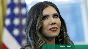 Texto alternativo: Kristi Noem, secretaria del Departamento de Seguridad Nacional de Estados Unidos, recorre el Aeropuerto Internacional de Punta Cana durante su visita oficial a la República Dominicana, acompañada de personal de seguridad.