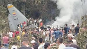 Equipos de rescate en accidente de avión militar en Colombia con humo y restos en llamas.