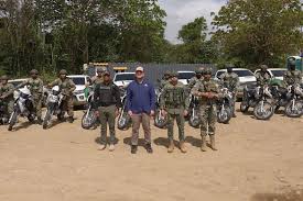 Motocicletas SENPA vigilancia río Haina en operativo ambiental en República Dominicana.